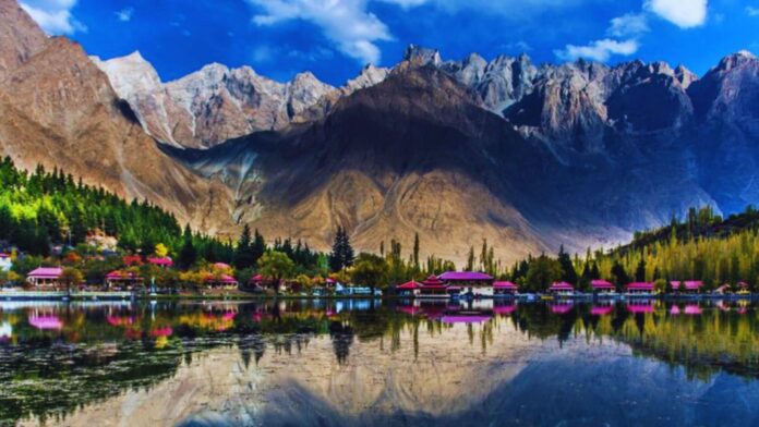 Pakistan announces free visa policy for 126 countries, effective August 14, 2024, with tourists and business travelers eligible for online application and 24-hour visa issuance